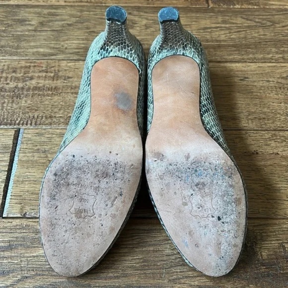 Stuart Weitzman Logo Plainfield Peep Toe Pumps Heels Mushroom Snakeskin Size 9 - Picture 10 of 11